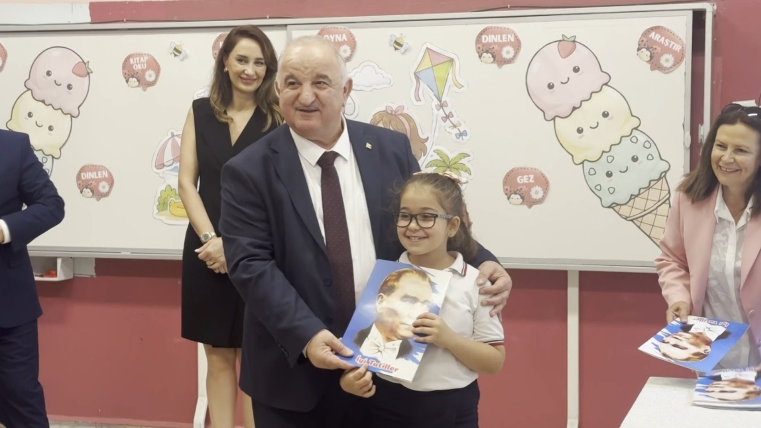 Edirne'de 2025-2026 eğitim-öğretim yılının ikinci döneminin tamamlanmasıyla birlikte il genelinde büyük bir karne heyecanı yaşandı. 